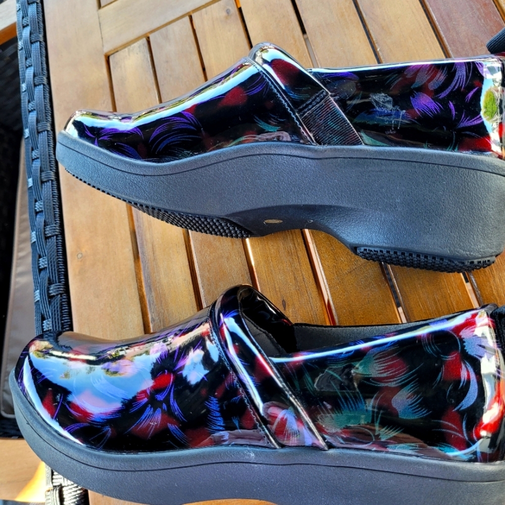Clogs,nurse shoes,slip ons,anti skid,anti slip,patent leather looking
